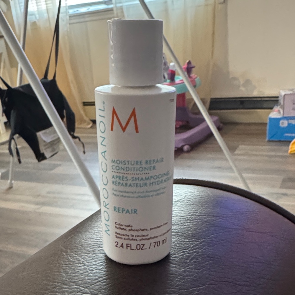 Moroccanoil Moisture Repair Conditioner - White and Blue